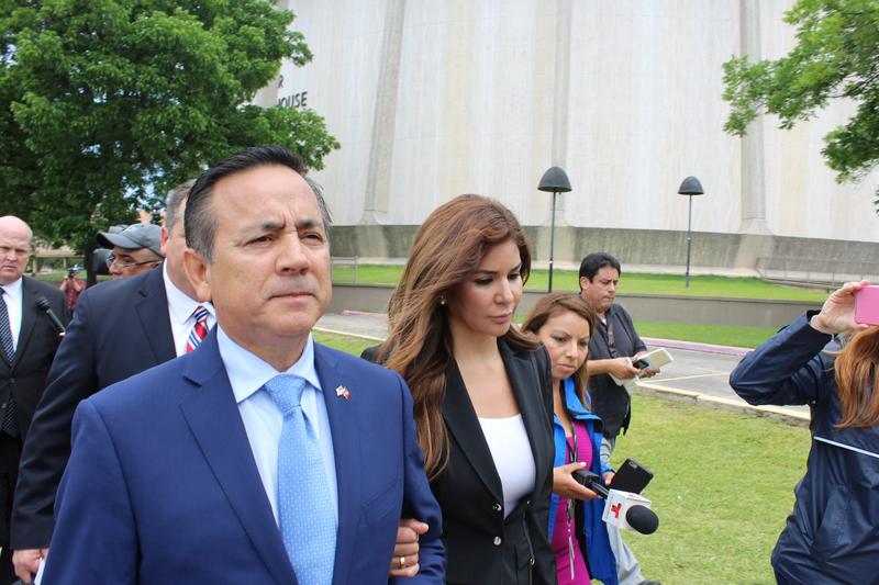 Democrat Carlos Uresti turns himself after bribery plea